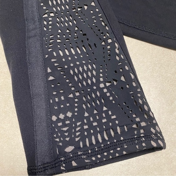 Alo Leggings Women’s Size Small Black Laser cutout Crop Black Leggings - Picture 8 of 11